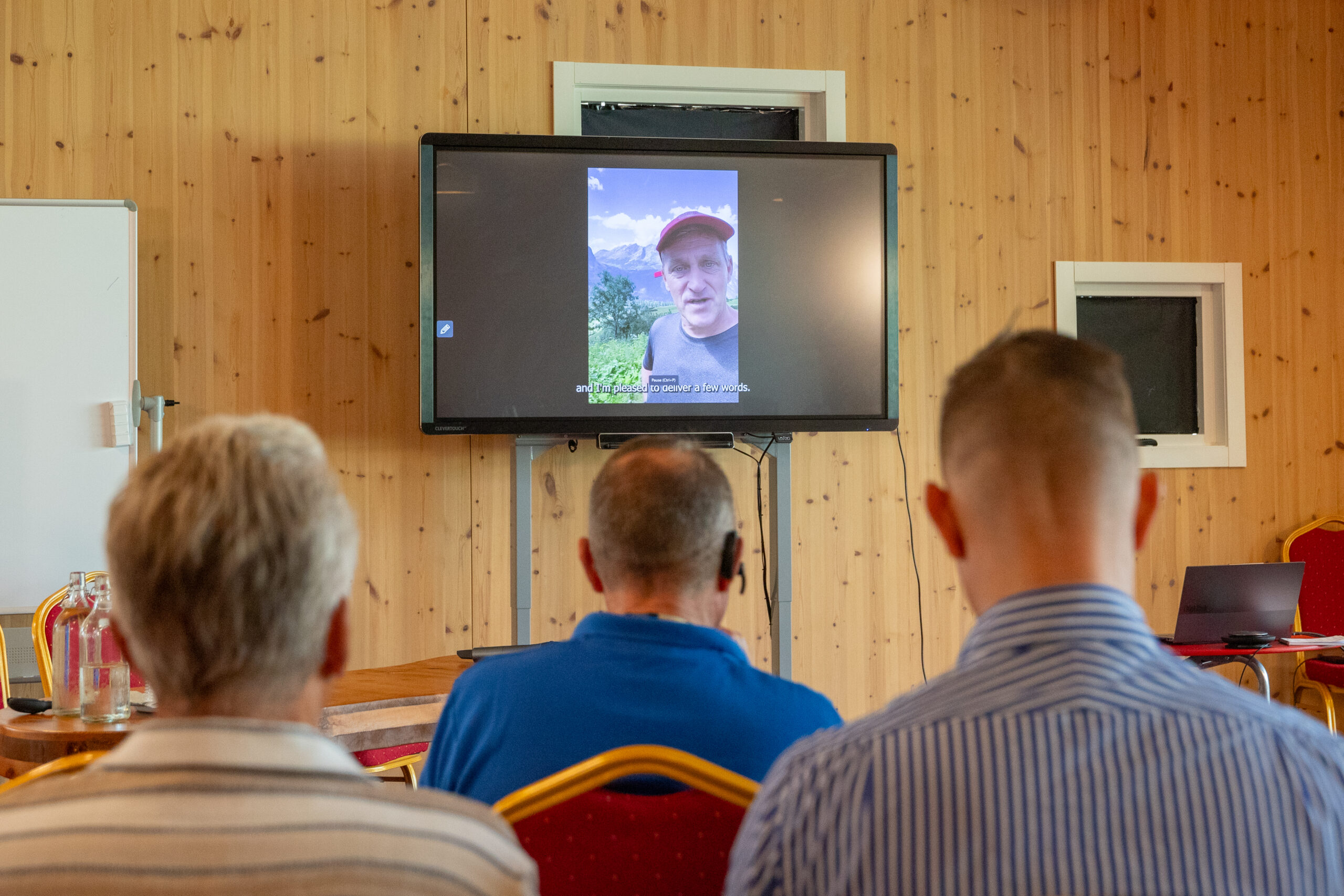 Maailman johtaviin geotutkijoihin kuuluva Holger Kessler esitteli syväpohjavesiprojektin tekoälyn käyttöä ja digitaalisia kaksosia videon kautta.