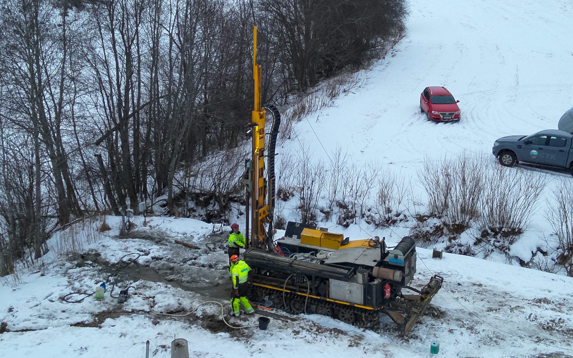 Ramboll Finlandin porarit Jarno Moilanen ja Petri Pehkonen operoimassa maaperäporakonetta.
