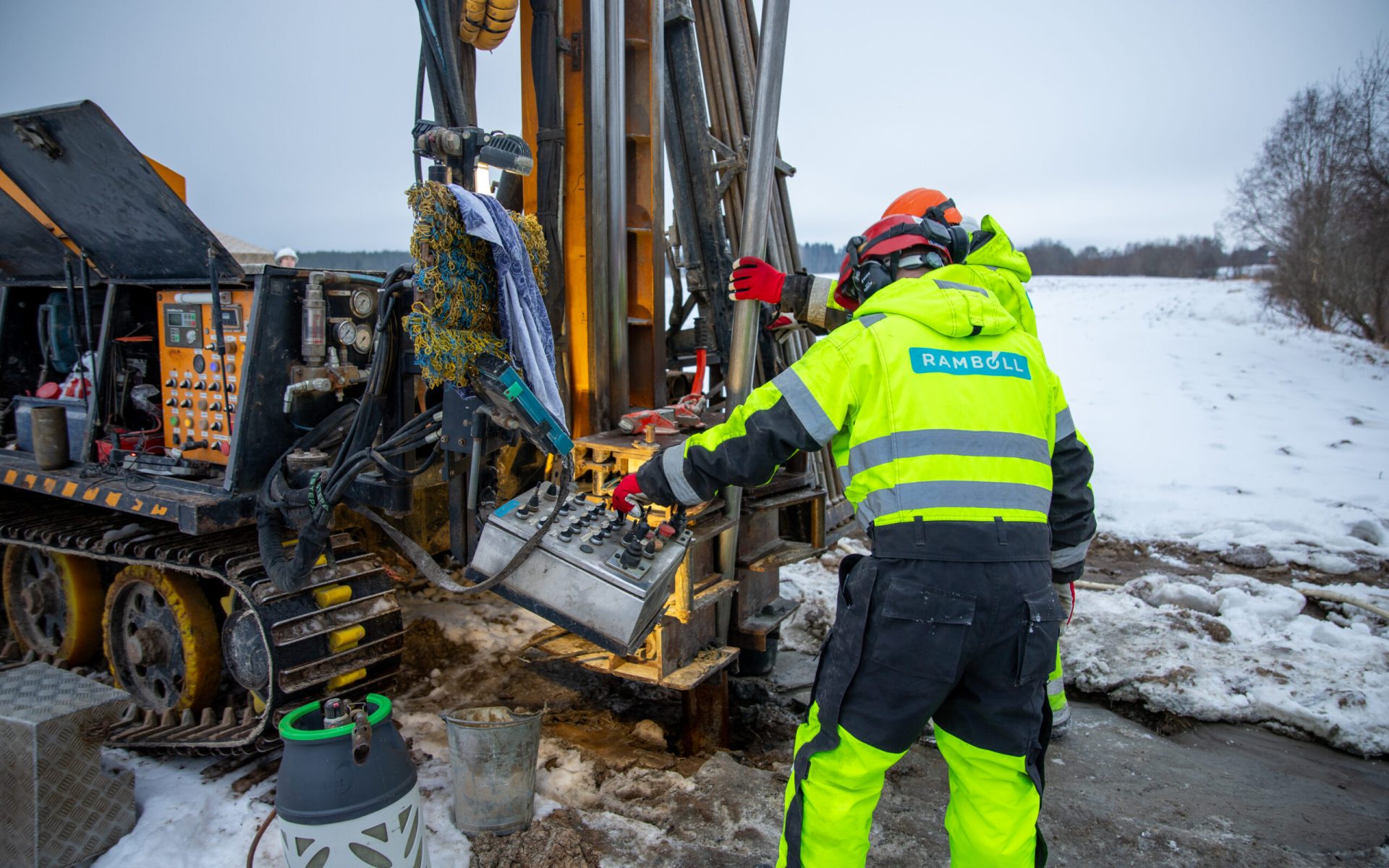 Ramboll Finlandin porarit Jarno Moilanen ja Petri Pehkonen operoimassa maaperäporakonetta.
